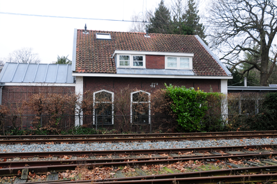 913069 Gezicht op de voormalige dienstwoning nr. 47B (2e Korte Baanstraat 2) aan de Oosterspoorweg te Utrecht.